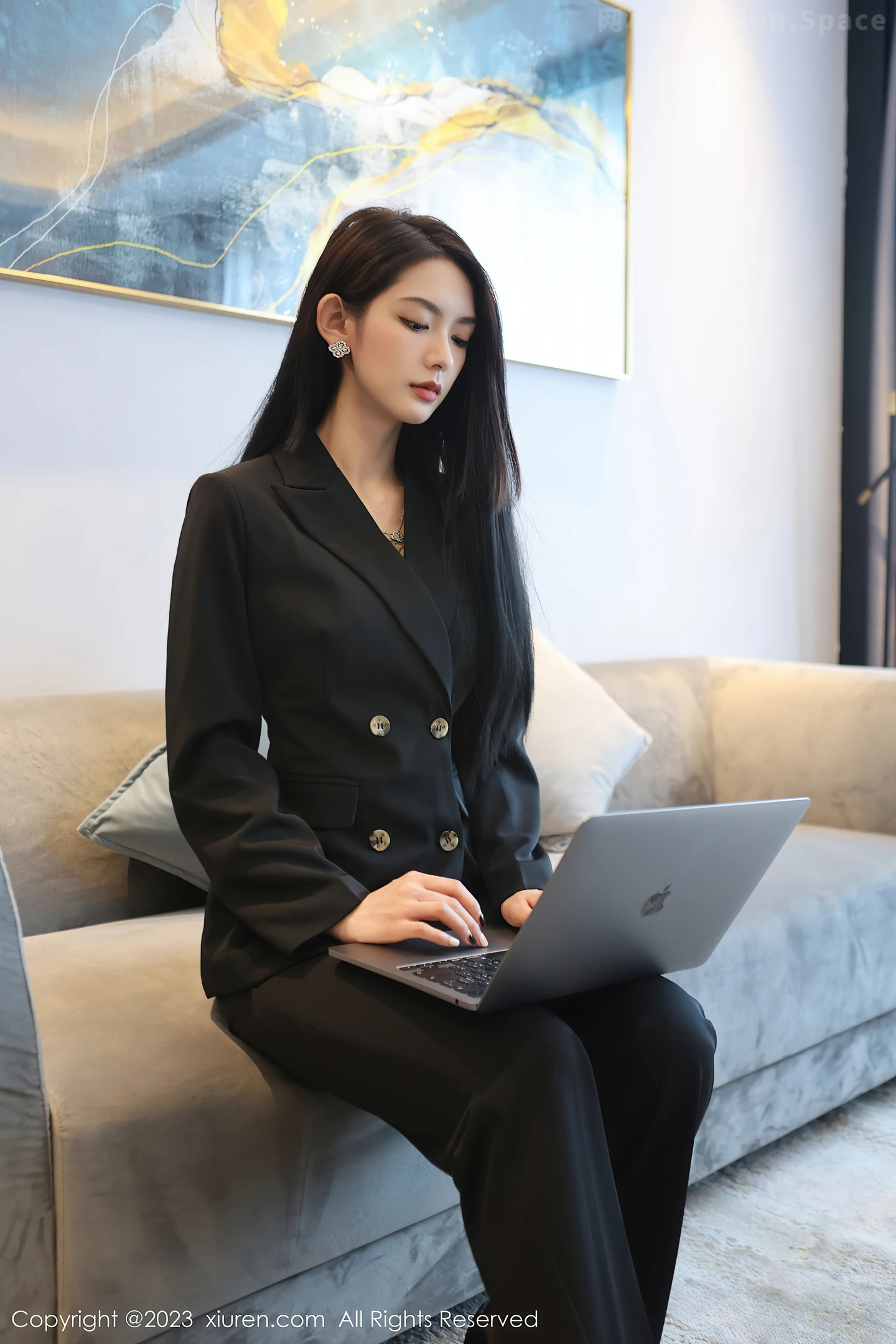 图片[3]-[XiuRen秀人网]2023.04.14 VOL.6576 乔一一 黑色OL制服与粉色蕾丝内衣加黑丝美腿性感私房写真集-秀人网官方网站